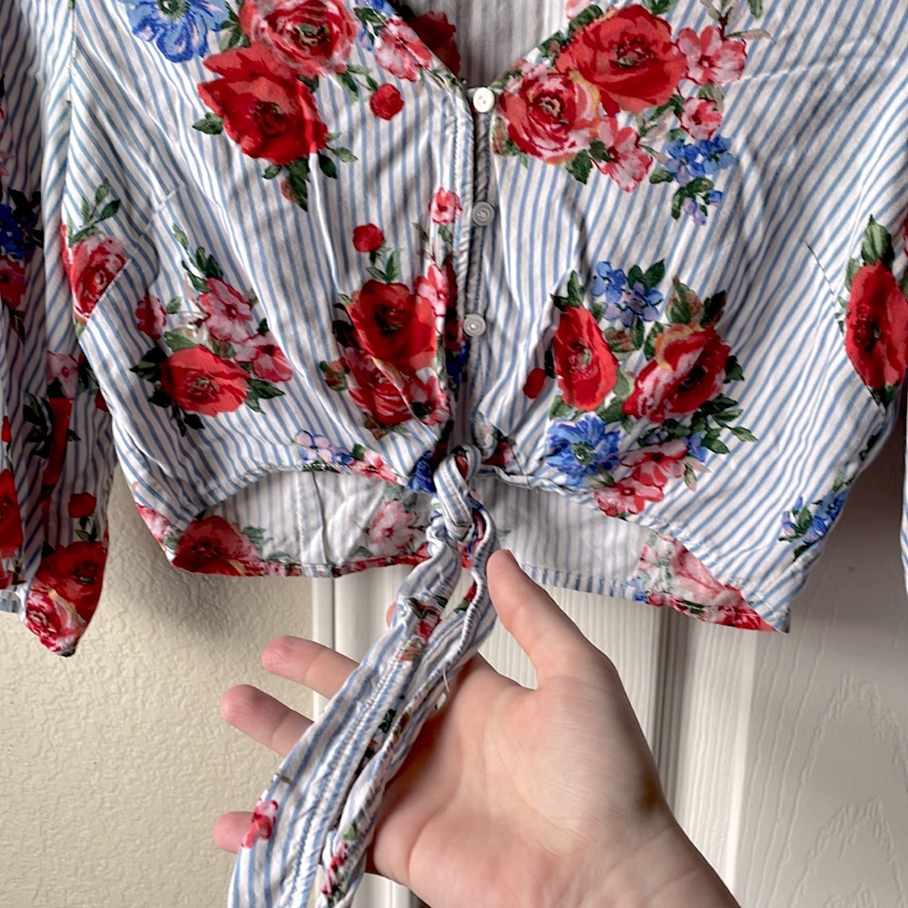 2/$12 Forever 21 Contemporary NWOT Striped Floral Crop Top - Blue / Red - Picture 3 of 4